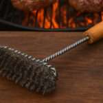 Grillbürste neben dem Grill