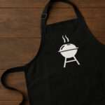 Bildausschnitt einer Grillschürze auf dem Tisch
