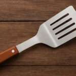 Nahansicht eines Grillwenders auf einem Tisch