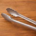 Grillzange auf Tisch Nahaufnahme