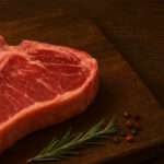 Porterhousesteak mit Gewürzen wartet au den Grill